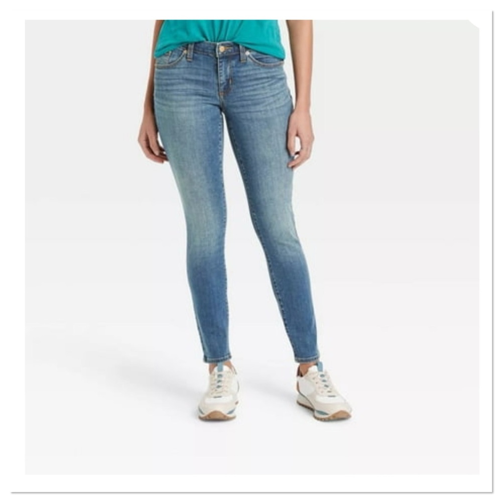 Women’s Mid Rise Curvy Skinny Jeans Medium Wash Universal Thread